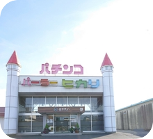 元パチンコ屋さんの外観のままですが、建物内部は外観からは想像できないような空間になっています。